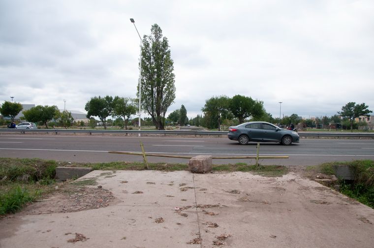 Actualmente la calle Aristóbulo del Valle corta abruptamente en el Acceso Sur. Actualmente la calle Aristóbulo del Valle corta abruptamente en el Acceso Sur.