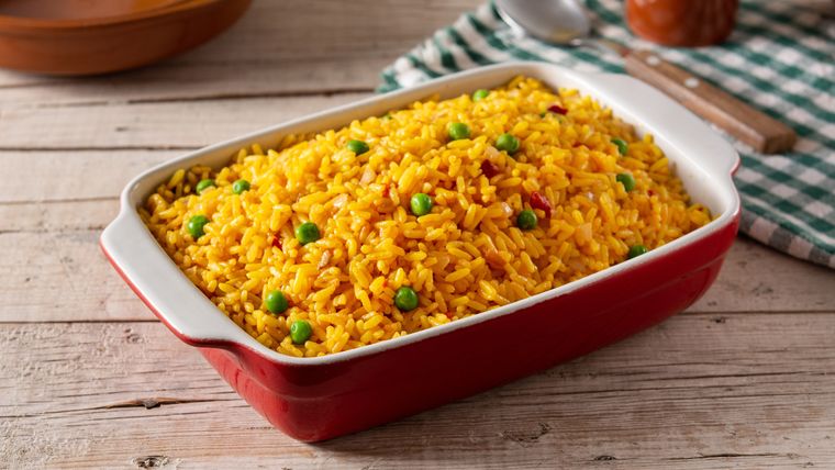 La receta de arroz a la mexicana se transmite de generación en generación, siendo un acompañamiento infaltable en comidas y celebraciones mexicanas.