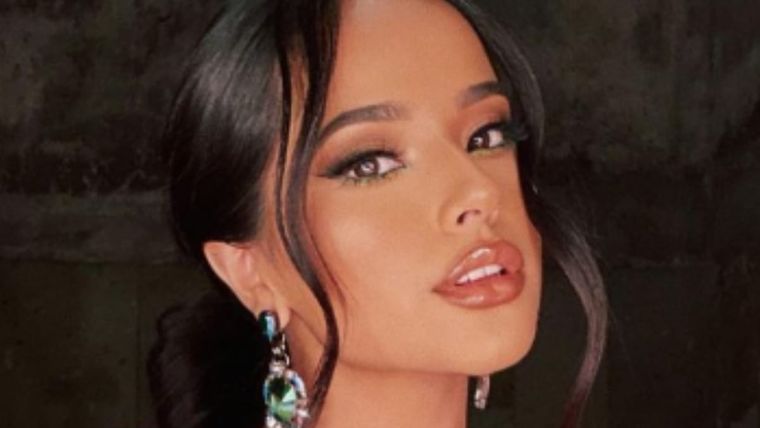 Becky G posando. Fuente: Instagram @iambeckyg