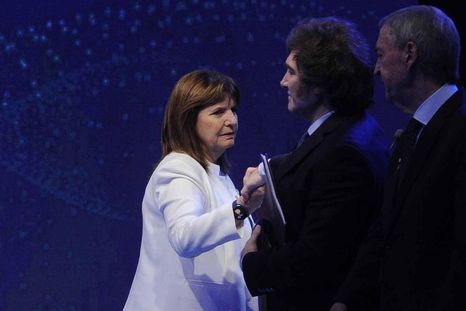Pese a que la diferencia en la sumatoria positiva es estrecha, Bullrich logra recortar el rechazo general (56,4%) y se posiciona en el centro del tablero político. Pese a que la diferencia en la sumatoria positiva es estrecha, Bullrich logra recortar el rechazo general (56,4%) y se posiciona en el centro del tablero político.