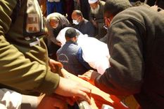 Abdel Manaam Mahmoud entierra a su hermano, aunque no está seguro de que es él.