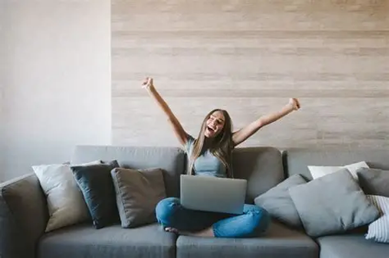 La soledad se piensa como una condición constitutiva del ser humano no sólo como un estado afectivo o circunstancial. La soledad se piensa como una condición constitutiva del ser humano no sólo como un estado afectivo o circunstancial.