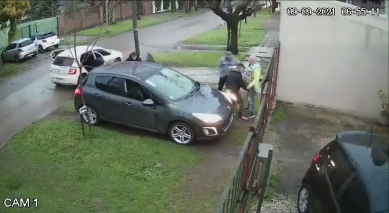Un hombre sufrió un robo violento en el que perdió el auto. Foto: Captura de pantalla
