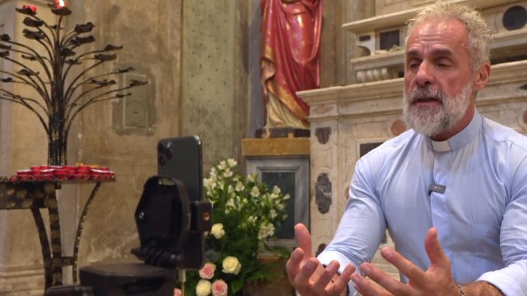 El fenómeno del cura influencer nos obliga a todos los creyentes— a replantearnos nuestra relación con la pantalla. El fenómeno del cura influencer nos obliga a todos los creyentes— a replantearnos nuestra relación con la pantalla.