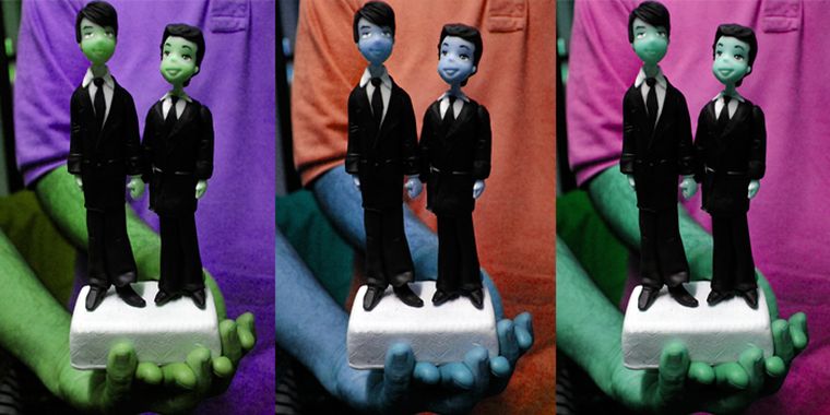 Las manos de Carlos y Roberto sostienen el decorado de su torta de casamiento. Foto: Mediamza.com