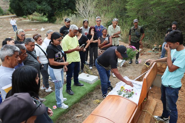 Ceremonia para despedir a Rosa Elena González, anciana que falleció durante los ataques de EE.UU a Venezuela. Ceremonia para despedir a Rosa Elena González, anciana que falleció durante los ataques de EE.UU a Venezuela.