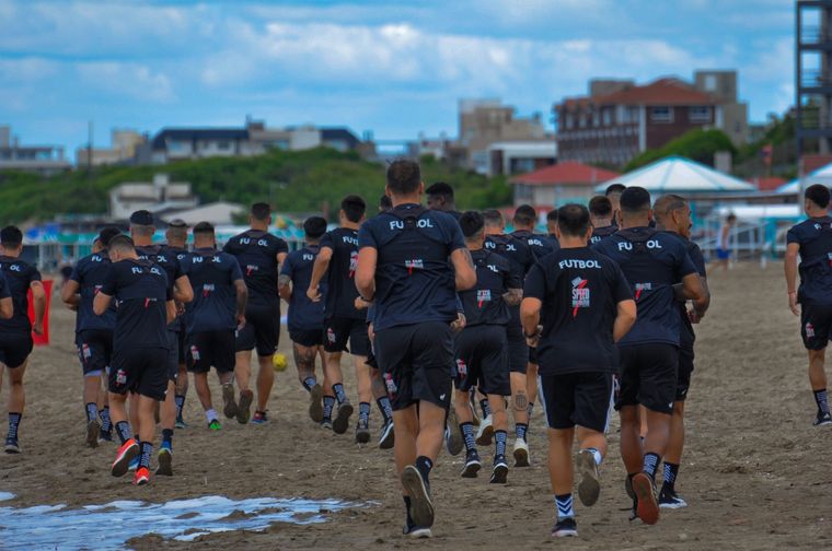 Deportivo Riestra comenzó la pretemporada en Pinamar con ocho caras nuevas. Foto: @prensariestra