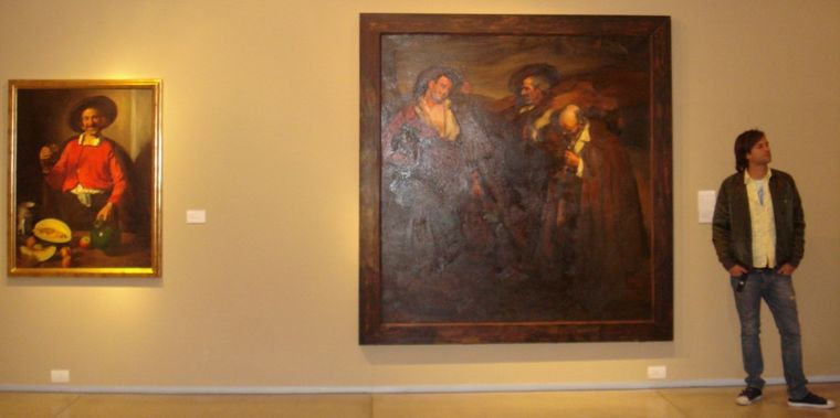 Matías junto a las obras del Museo Nacional de Bellas Artes en Killka.