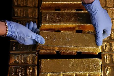 La demanda de los bancos centrales, liderados por Polonia, y de los inversores que buscan en el oro un refugio de sus activos, llevaron el precio del metal a niveles récord en el arranque del año. La demanda de los bancos centrales, liderados por Polonia, y de los inversores que buscan en el oro un refugio de sus activos, llevaron el precio del metal a niveles récord en el arranque del año.