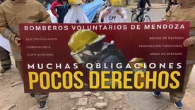 Bomberos voluntarios de distintos departamentos se concentraron frente a Casa de Gobierno para reclamar por la Ley 7.679.