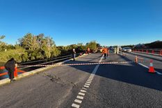 Un camión cayó desde un puente y terminó completamente sumergido, pero el chofer logró sobrevivir. Un camión cayó desde un puente y terminó completamente sumergido, pero el chofer logró sobrevivir.