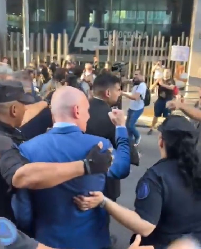 José Luis Espert se enfrentó con manifestantes a la salida del Congreso Foto: Captura de pantalla
