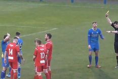 terrible defensor: 2 patadones en 12 segundos y tarjeta roja