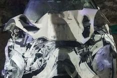 Así quedó el Mini Cooper blanco en el que se movilizaban los jóvenes.