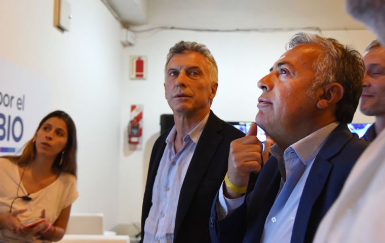 Mauricio Macri junto a Alfredo Cornejo. Foto: Foto NA
