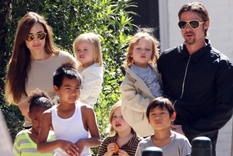 ANGELINA JOLIE LLEVÓ A VIVIENNE AL TEATRO. MADRE E HIJA SE FOTOGRAFIARON CON UN ACTOR.