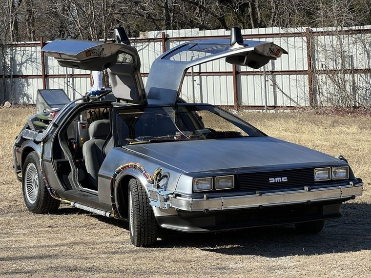 DeLorean DMC-12 El auto es idéntico al de Volver al Futuro.