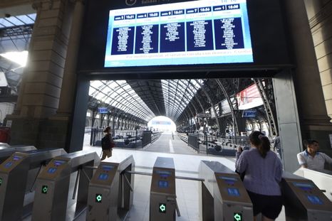 Por segundo día consecutivo, la protesta abarca las líneas Mitre, San Martín, Sarmiento, Urquiza y Belgrano Sur, mientras que el Tren Roca continúa funcionando con normalidad. Por segundo día consecutivo, la protesta abarca las líneas Mitre, San Martín, Sarmiento, Urquiza y Belgrano Sur, mientras que el Tren Roca continúa funcionando con normalidad.