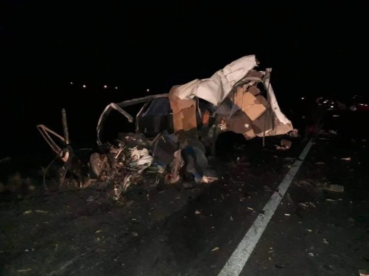 La Traffic quedó destruida en el choque ocurrido en la ruta 3 en Puerto Madryn. Foto: ADN Sur