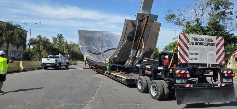 El camión especial que se utiliza para trasladar el último pétalo.