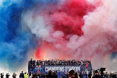 El PSG celebró la obtención de la Champions League durante un desfile en autobús en el bulevar de los Campos Elíseos en París. El PSG celebró la obtención de la Champions League durante un desfile en autobús en el bulevar de los Campos Elíseos en París.