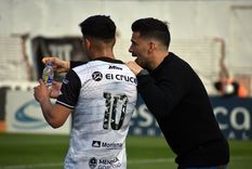 Ariel Broggi le da indicaciones al 10, Lucas Bustos. Ariel Broggi le da indicaciones al 10, Lucas Bustos.