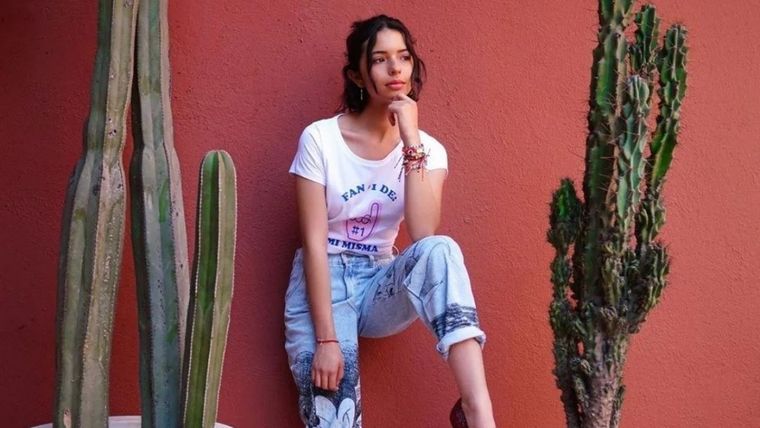 Los jeans anchos de tiro alto de Ángela Aguilar causaron furor. Foto: Heraldo de México