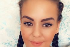 Sara no estaba conforme con su sonrisa y compró unos dientes postizos espantosos