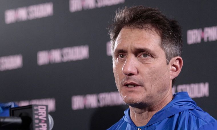 Guillermo Barros Schelotto sufrió duras críticas en Paraguay. Foto: @Albirroja