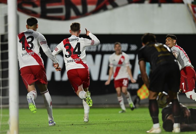 Giuliano Galoppo festeja el 1-0 de River frente a Estudiantes en La Plata.