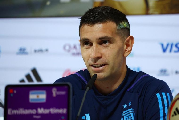 El Dibu Martínez se tatuó en la Navidad una réplica de la Copa del Mundo Foto: El Periódico