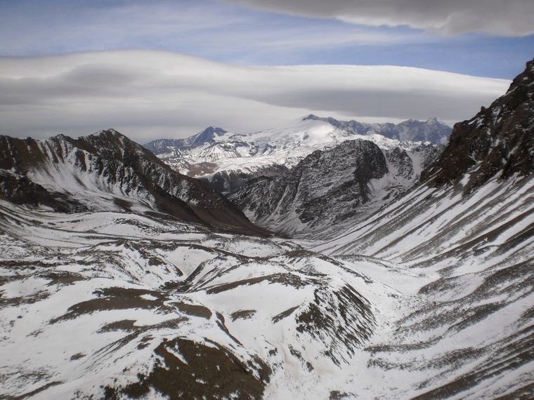 Dos turistas australianos activaron una alerta de geolocalización en el Portillo de Piuquenes y equipos de alta montaña trabajan para encontrarlos.