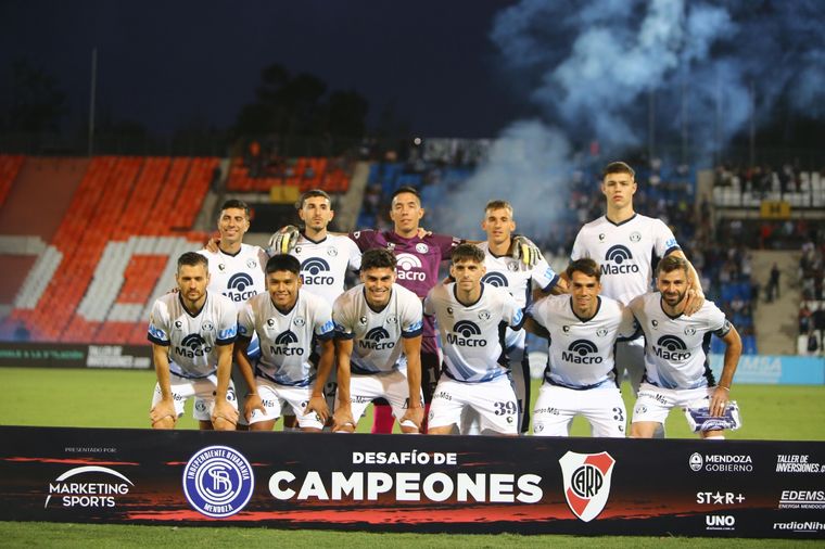 Los hinchas de ambos equipos ya pueden adquirir las entradas para el duelo en el Malvinas Argentinas. Foto: Fabián Salamone/MDZ