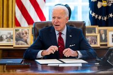 Biden ha firmado numerosas órdenes ejecutivas revirtiendo políticas de Trump. Foto: GETTY IMAGES