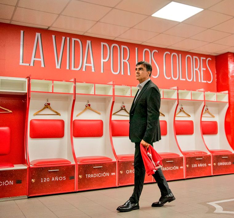 Gustavo Quinteros podría no dirigir el clásico de Avellaneda ante Racing. Gustavo Quinteros podría no dirigir el clásico de Avellaneda ante Racing.