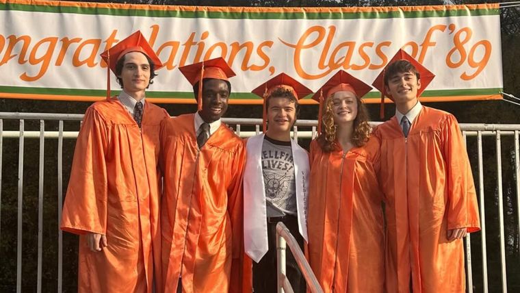 La graduación en Hawkins: el momento donde los sobrevivientes intentan dejar atrás el horror del Upside Down. La graduación en Hawkins: el momento donde los sobrevivientes intentan dejar atrás el horror del Upside Down.