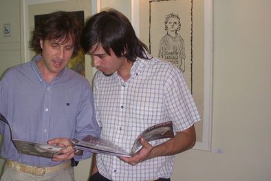 MDZol | Sergio Simone Fasanella y Juan Manuel Ferrando de la agencia de publicidad Ingenio hojeando la nueva publicación. Foto: MDZ