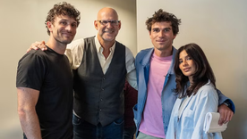 Harlan Coben junto a Colin Woodell, KJ Apa y Diane Guerrero.