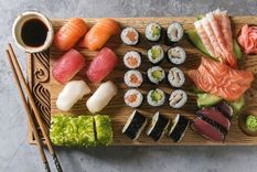 La salsa de soja es fundamental para acompañar el sushi. Foto: GETTY IMAGES