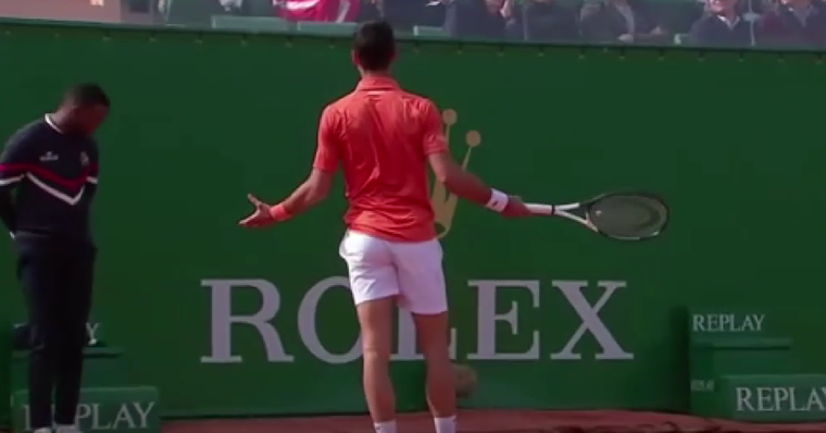 Djokovic se enojó con un espectador que lo distrajo con algunos comentarios en el partido que fue debut y despedida para el serbio en Montecarlo.