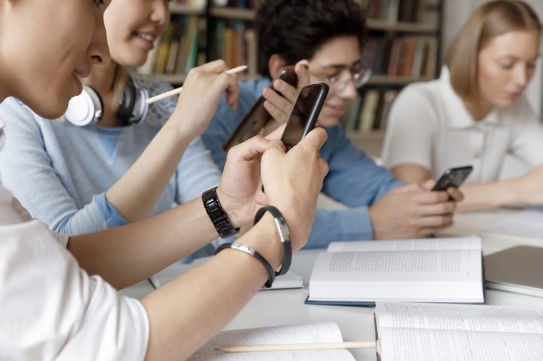 Los estudiantes de primaria y secundaria no podrán usar los celulares en aulas porteñas. Foto: Shutterstock