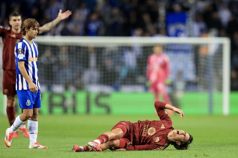 Dybala salió lesionado tras una dura infracción de Alan Varela. Foto: EFE