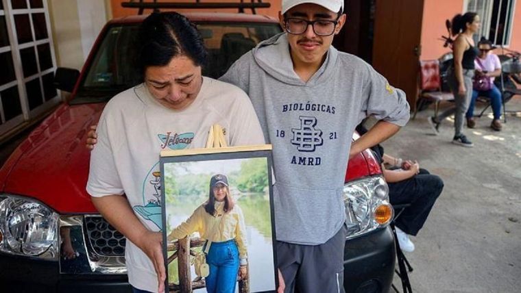 Familiares de América Sánchez lloran su muerte con una fotografía de la joven cadete en su ciudad natal, Xalapa. Foto: MARCO ANTONIO PEREZ/AFP via Getty Images)