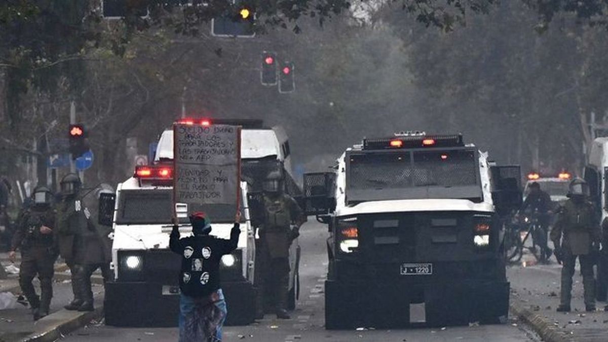 Piedras, palos y gases lacrimógenos en Chile: graves incidentes en las marchas por el Día del Trabajador