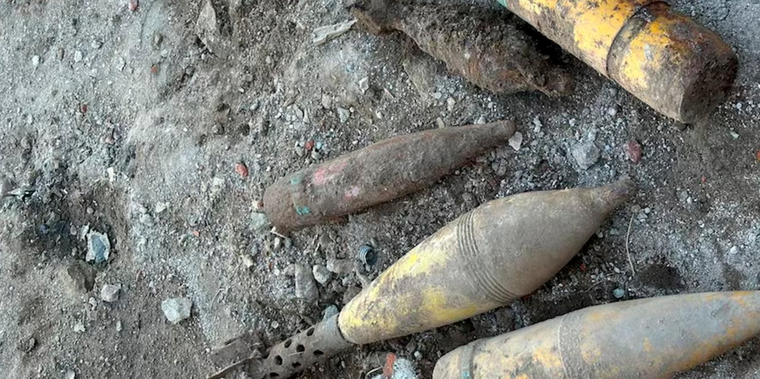 El hombre estaba remodelando la casa de su padre, cuando encontró cinco explosivos.