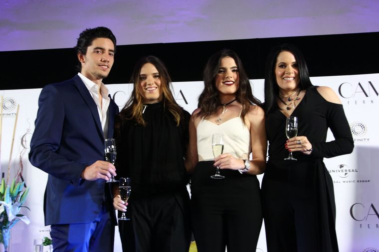 De esta forma tan elocuente las hijas de Alejandro Fernández celebran el cumpleaños de su madre