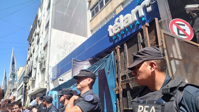 La policía impide el ingreso de los trabajadores de Télam a la agencia. Foto: Vilma Ripoll - X