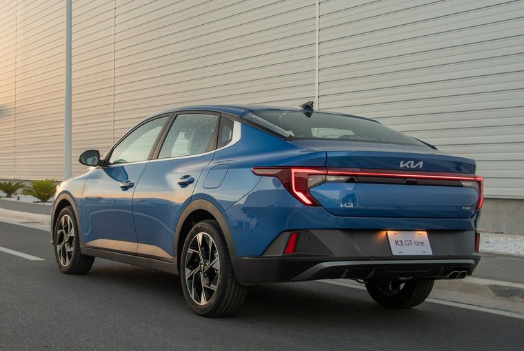 El Kia K3 sedán más económico ahora tiene un motor 1.4 de 98 HP.