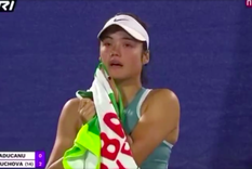 Emma Raducanu intenta recomponerse tras una tensa situación en el WTA 1000 de Dubái. Foto: Captura