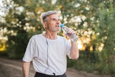 Estos son los consejos publicados por el PAMI para mantenerse hidratado durante los días de altas temperaturas. Foto: Freepik